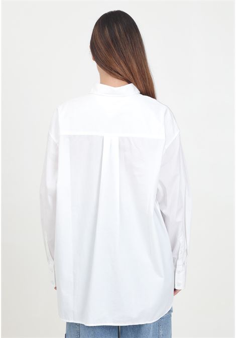 Camicia casual bianca da donna con ricamo bandierina TOMMY JEANS | DW0DW18455YBRYBR